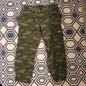 TOMMY HILIFIGER CAMO PANTS